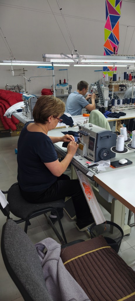 Пошив тёмной ткани на оверлоке в цехе
